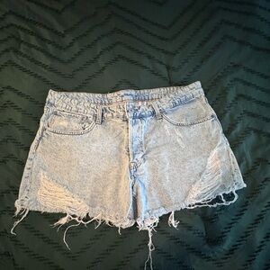 H&M 90's Boyfriend Low Waist Distressed Denim Shorts